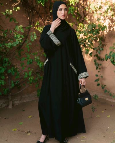 عباية بطابع ملكي فاخر