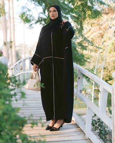 عباية بتفاصيل خطّية راقية