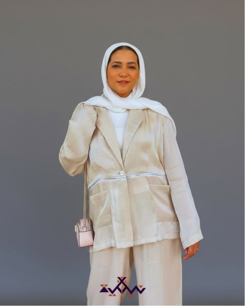 بليزر 'نيليا' بلون الرمل الذهبي