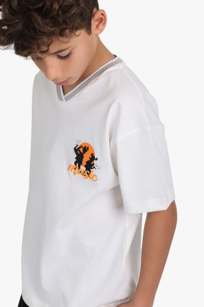 Boys oversized white V-neck t-shirt with orange music graphic print 4 yrs Front | Locafy