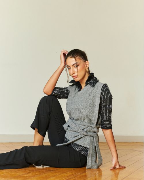 توب بقطع جانبي مع ربطة قصيرة