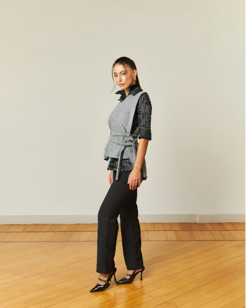 توب بقطع جانبي مع ربطة قصيرة