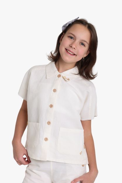 Girls off-white linen-blend short sleeve button-up shirt with wood-tone buttons and patch pocket 4 yrs Front | Locafy