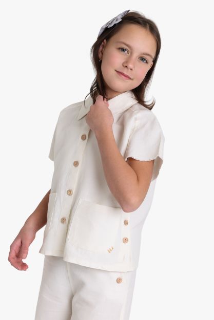 Girls off-white linen-blend short sleeve button-up shirt with wood-tone buttons and patch pocket 4 yrs Front | Locafy