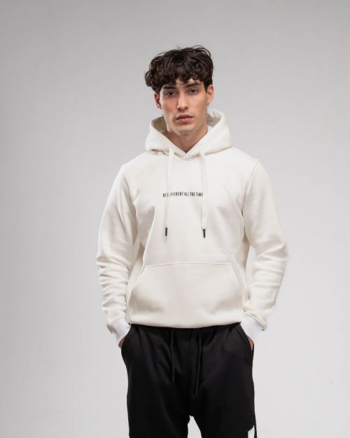 هودي أبيض مطبوع