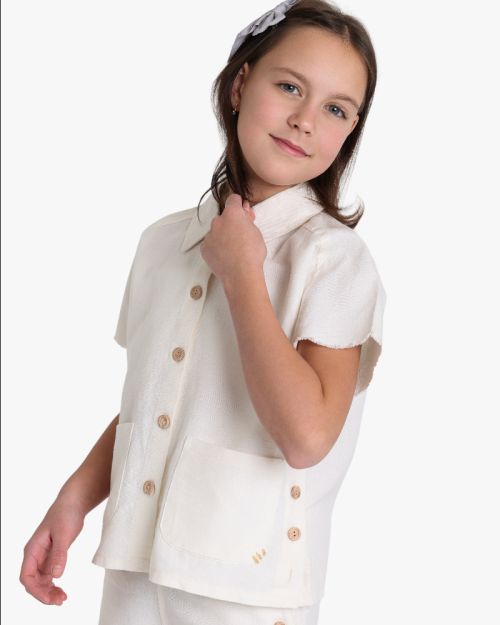 Girls off-white linen-blend short sleeve button-up shirt with wood-tone buttons and patch pocket 4 yrs Front | Locafy