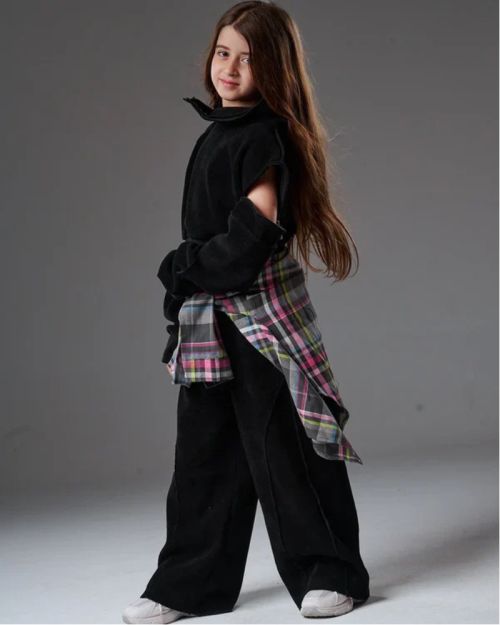 Set with assembled sleeves